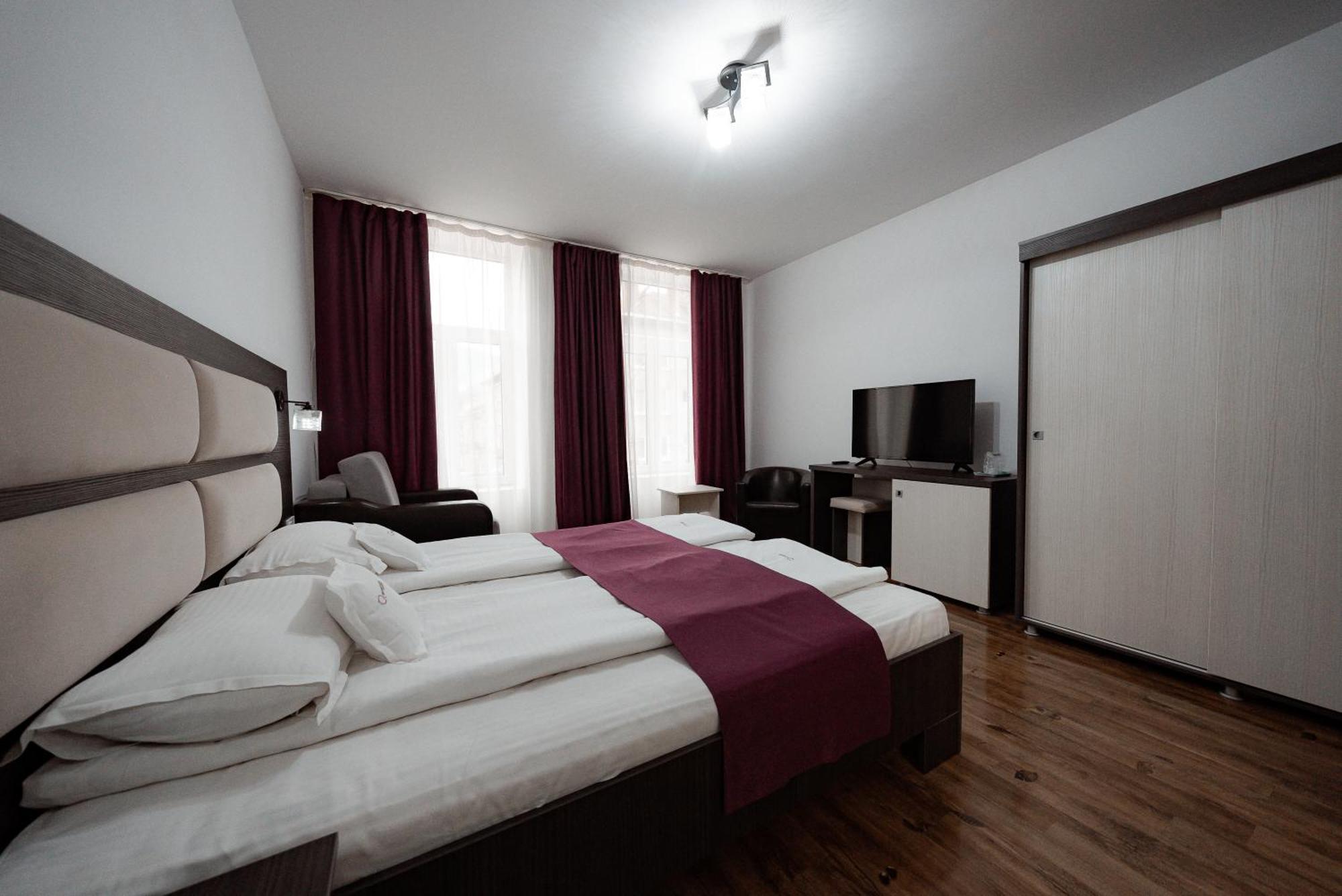Quantum House Hotel Vatra Dornei Exterior photo